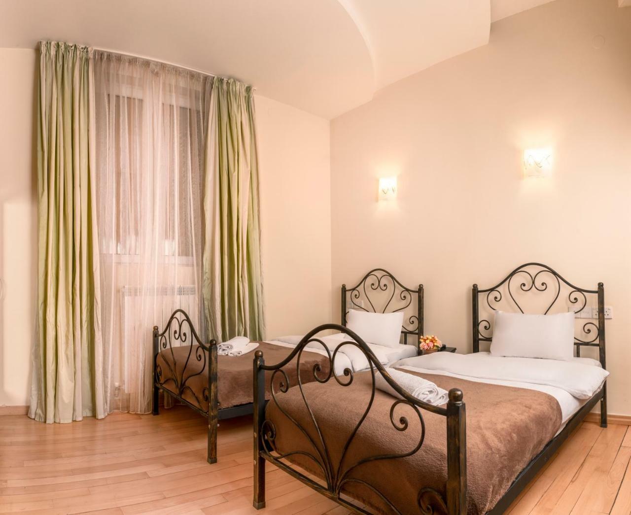 Hotel Vaki Tbilisi Esterno foto